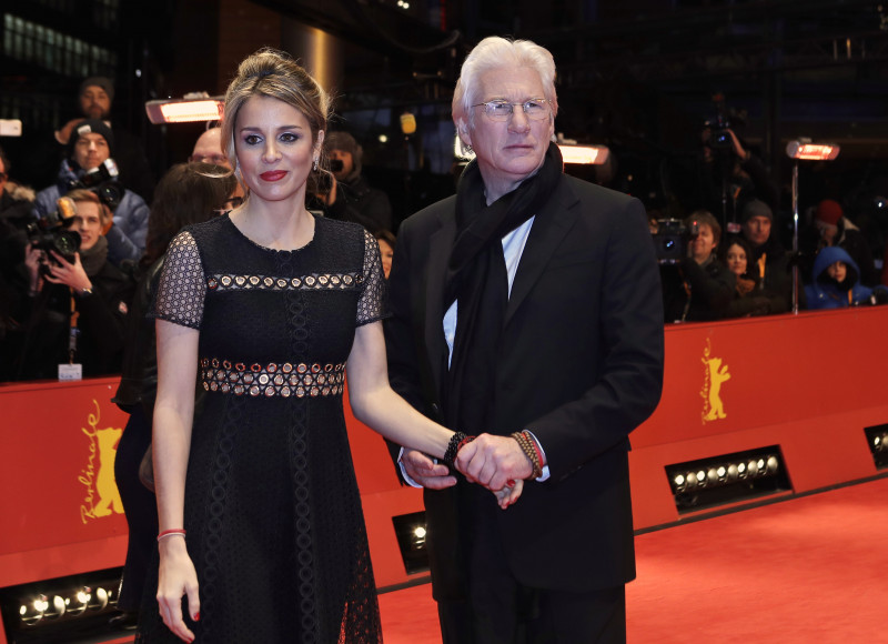 ΑΥΤΗ είναι η 34χρονη καλλονή σύντροφος του Ρίτσαρντ Γκιρ