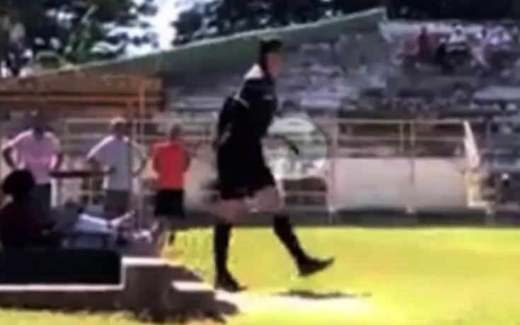 Διαιτητής τράβηξε όπλο, επειδή ποδοσφαιριστής του έριξε μπουνιά - ΒΙΝΤΕΟ