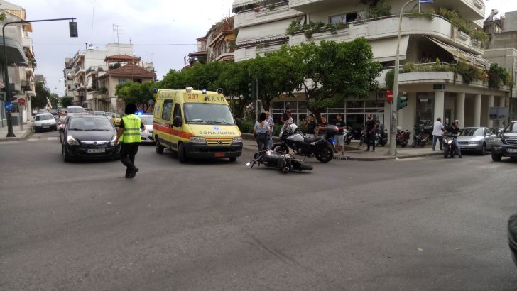 Σύγκρουση στη διασταύρωση- Στο νοσοκομείο ο δικυκλιστής ΦΩΤΟ