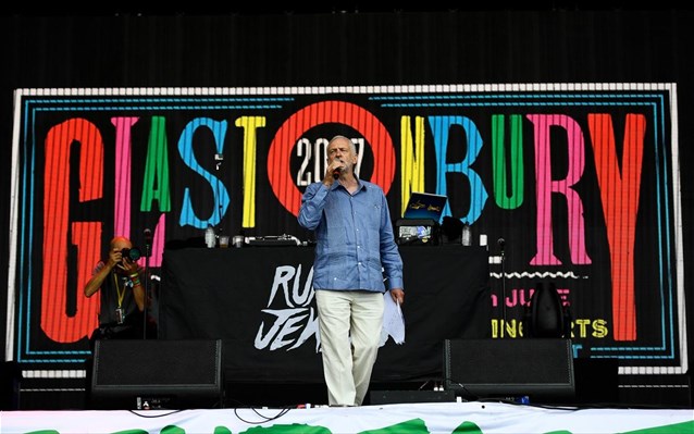 Εμφάνιση ροκ σταρ από τον Κόρμπιν, με αιχμές κατά Μέι, στο Γκλάστονμπερι