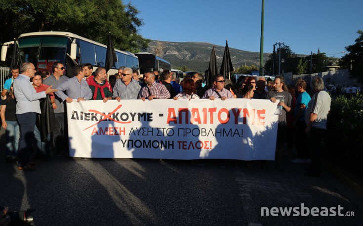 Στο υπουργείο Προστασίας του Πολίτη διαμαρτύρονται κάτοικοι του Μενιδίου - ΒΙΝΤΕΟ