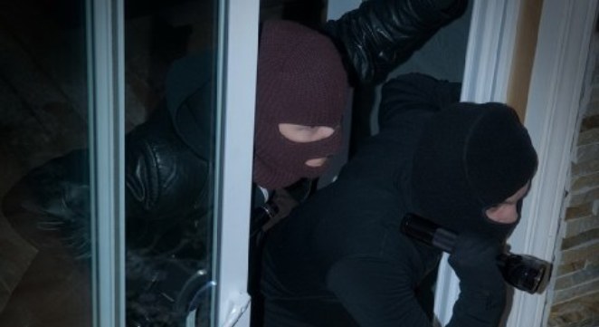 Τρόμος τα ξημερώματα στα Σαγέικα Αχαΐας - Μπήκαν στο σπίτι ζευγαριού, έδεσαν τη γυναίκα και άρπαξαν 900 ευρώ – Οι ληστές τους πήραν μέχρι και το αυτοκίνητο