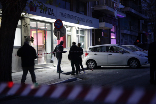 Μολότοφ στα γραφεία του ΣΥΡΙΖΑ στη Θεσσαλονίκη!