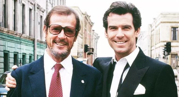 Pierce Brosnan: «Ο Roger Moore ήταν ο πρώτος αληθινός μου ήρωας»