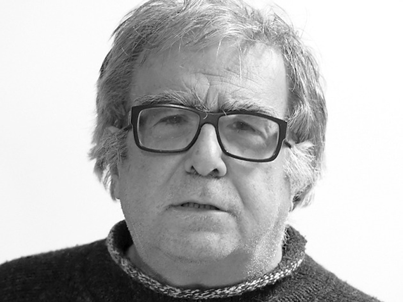 Παιχνίδια πολιτικής και ποδοσφαίρου- Για την «Ερυθρόλευκη τρέλα» του Κώστα Κρεμμύδα που παρουσιάζεται απόψε