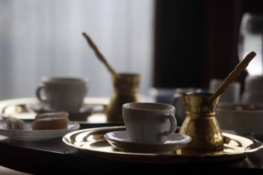 Θεσσαλονίκη: Έφτιαξε καφέ στον ληστή και εκείνος άφησε 5 ευρώ από τα χρήματα που της έκλεψε