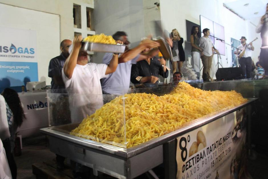 Έσπασε το ρεκόρ Γκίνες τηγανητής πατάτας η Νάξος ΒΙΝΤΕΟ