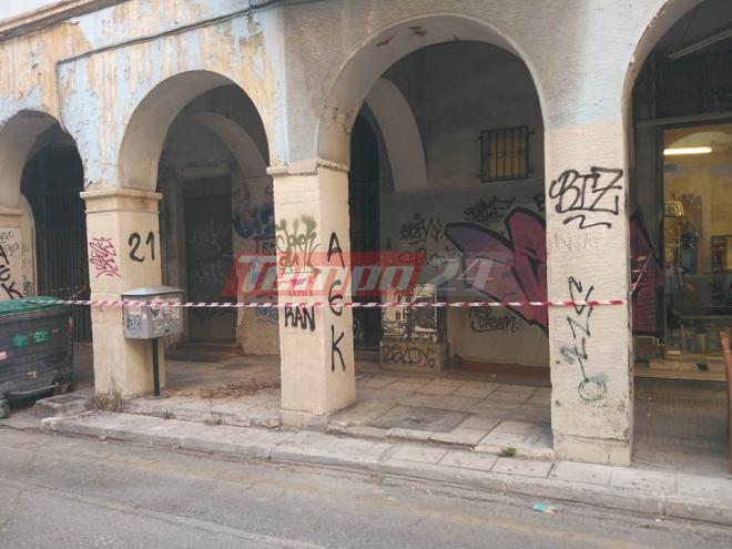 Φυλλορροεί το κτίριο στην Κανακάρη όπου παλιά στεγαζόταν η Ν.Δ.- "Βρέχει" κομμάτια σοβάδες και ξύλα- ΦΩΤΟ- ΒΙΝΤΕΟ