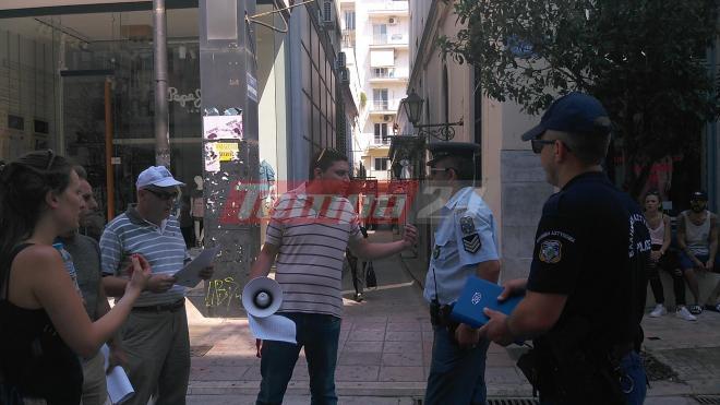 Αντιδικίες διαδηλωτών και αστυνομικών στο κέντρο της Πάτρας - Ελάχιστα καταστήματα ανοικτά, κυρίως πολυεθνικών - Διαμαρτυρίες εμποροϋπαλλήλων για την αργία της Κυριακής - ΔΕΙΤΕ ΦΩΤΟ και ΒΙΝΤΕΟ