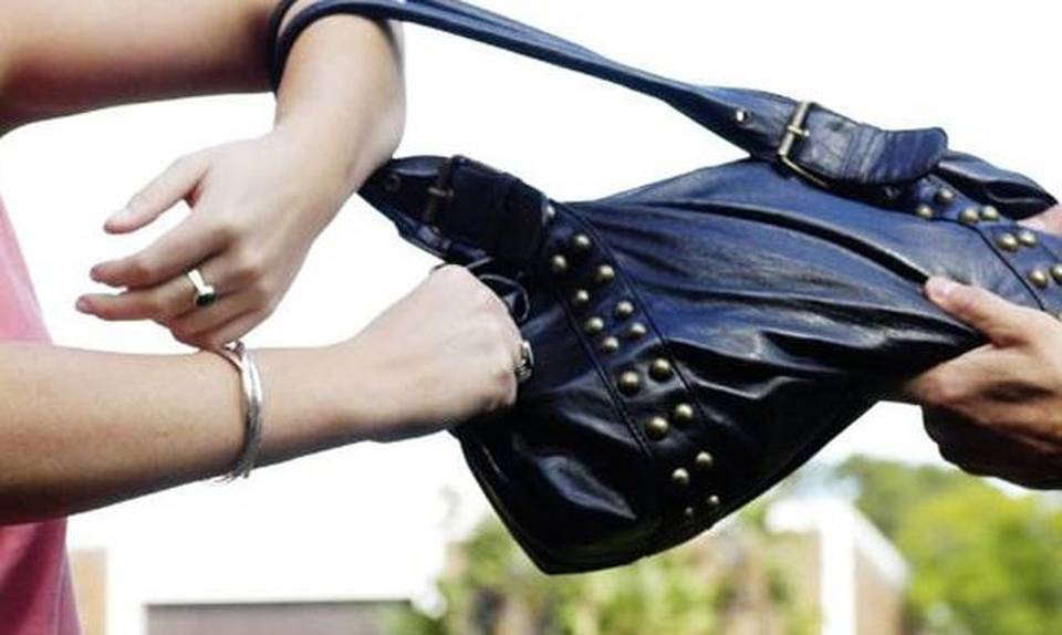 Επίθεση σε ηλικιωμένη από άγνωστο νεαρό στα Προσφυγικά Πατρών - Της άρπαξε την τσάντα και εξαφανίστηκε