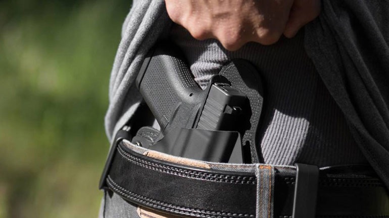 Θα πηγαίνουν για μάθημα με το όπλο τους!