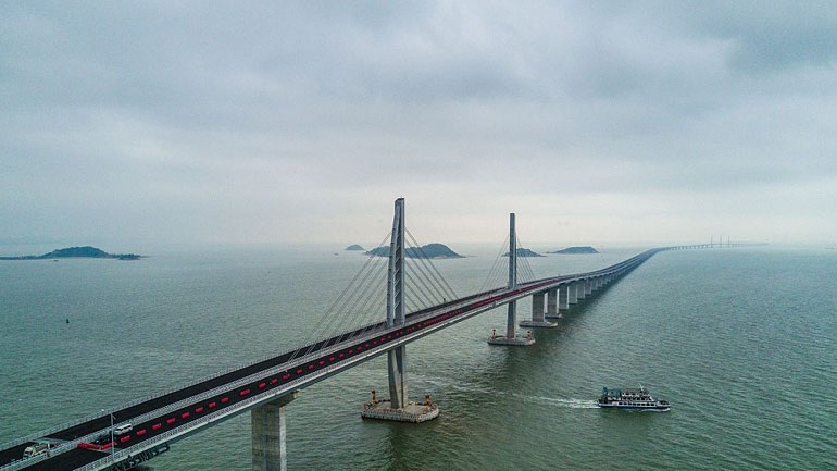 Ολοκληρώθηκε το βασικό τμήμα της μεγαλύτερης θαλάσσιας γέφυρας στον κόσμο