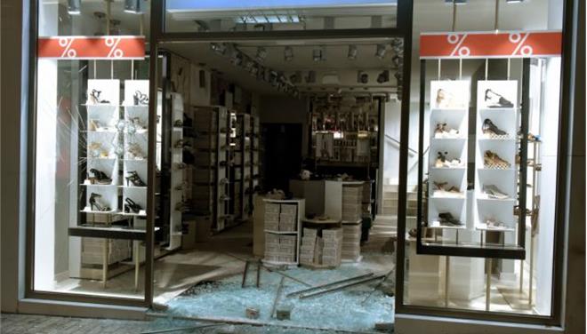 Το ΒΙΝΤΕΟ των βανδαλισμών από την Ερμού - Γυαλιά καρφιά τα καταστήματα