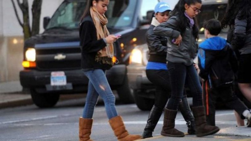 Χονολουλού: Πρόστιμα σε όσους διασχίζουν διαβάσεις χαζεύοντας το κινητό