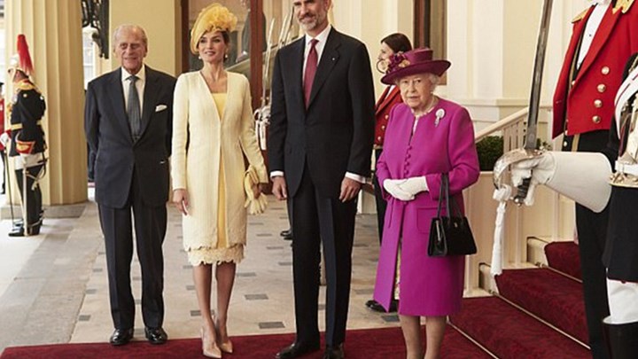 Η βασίλισσα Ελισάβετ ιππεύει αγέρωχη στα 91 της χρόνια - ΦΩΤΟ