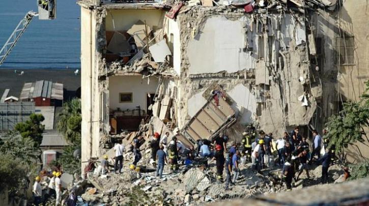 Κατέρρευσε πολυκατοικία στη Νάπολη: Ανασύρθηκαν 2 νεκροί, αγνοούνται 6 (βίντεο)