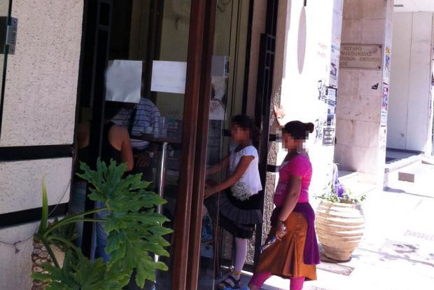 Πάτρα: Επέστρεψαν στην πλατεία Όλγας οι μικρές Ρομά "πεταλούδες"; - Κάτοικοι καταγγέλλουν περίεργες κινήσεις και κατά τη διάρκεια της ημέρας