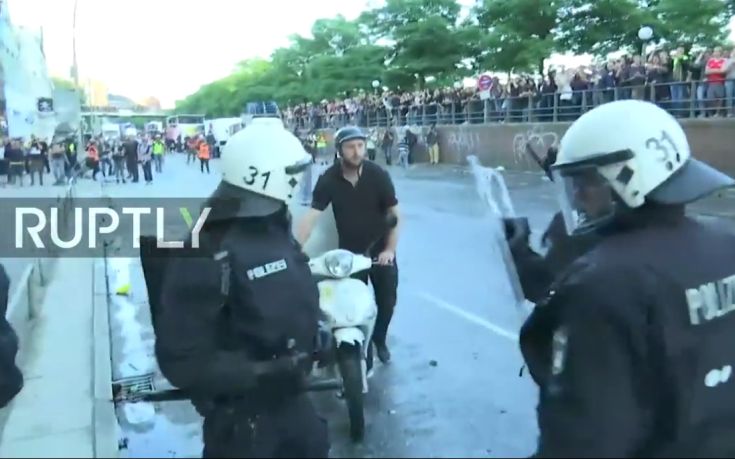 Ο ντελιβεράς που διέκοψε τις εχθροπραξίες στο Αμβούργο για να παραδώσει μία πίτσα - ΒΙΝΤΕΟ