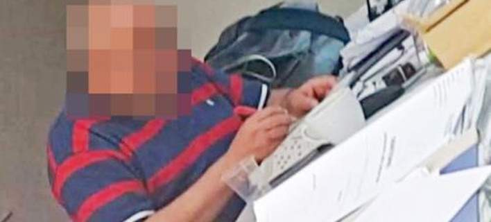 Ο εφοριακός που έλυνε σταυρόλεξα εν ώρα υπηρεσίας πήρε ευμενή μετάθεση !