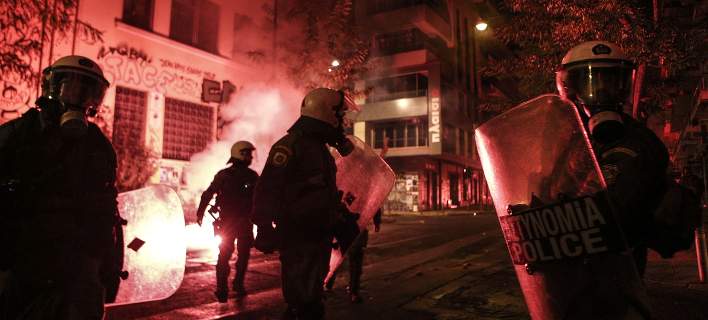 Επιθέσεις αντιεξουσιαστών στα ΜΑΤ με πέτρες και μολότοφ