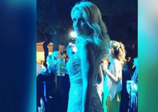 Ελένη Μενεγάκη: Η εντυπωσιακή εμφάνιση στο γάμο Σάκη - Κάτια και η selfie με τον γαμπρό! - ΦΩΤΟ