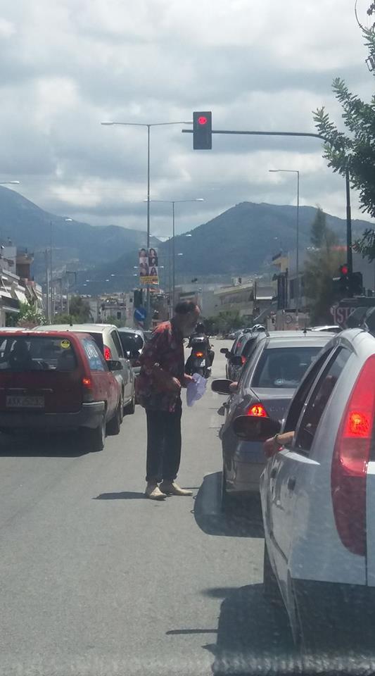 Πάτρα: Σοκαριστική η εικόνα του εξαντλημένου ηλικιωμένου στην Ελ. Βενιζέλου - Περιφέρεται με ιατρικό έγγραφο και ζητιανεύει χρήματα για να χειρουργηθεί - ΦΩΤΟ