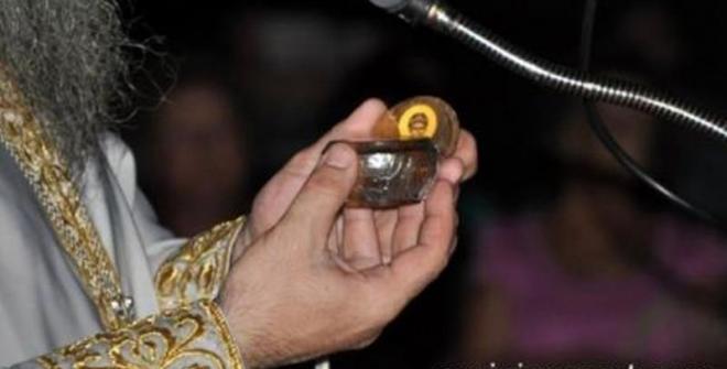 Ο αμετανόητος ιερέας του Αγρινίου: Σε μένα έδωσε το κάστανο ο Παϊσιος- Το εκθέτουμε για να φανεί ότι είναι αναλλοίωτο- Έφτασε μέχρι τον παραλληλισμό με το... euro