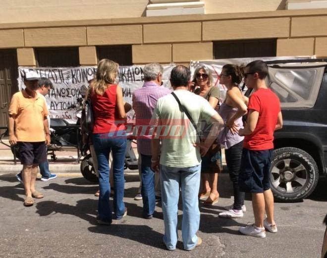 Πάτρα: Σώθηκε το σπίτι άνεργης μητέρας ενός παιδιού - Οι διαδηλωτές εμπόδισαν τους συμβολαιογράφους να το βγάλουν στο "σφυρί" - ΔΕΙΤΕ ΦΩΤΟΓΡΑΦΙΕΣ