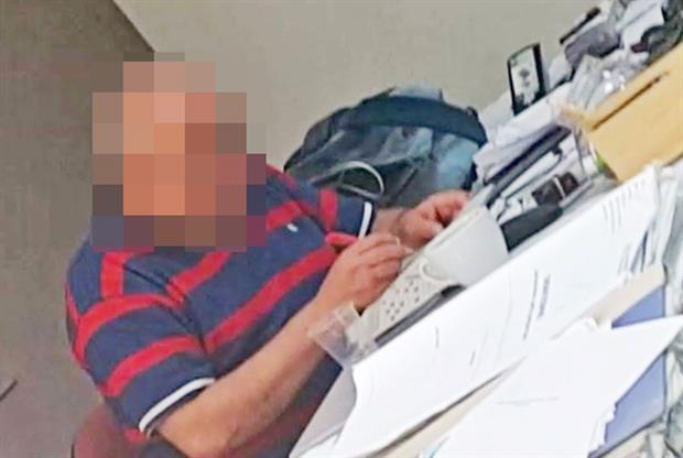 O εφοριακός που έγινε viral- Έλυνε σταυρόλεξο ενώ έξω απο το γραφείο περίμενε ουρά!- Διεξάγεται έρευνα