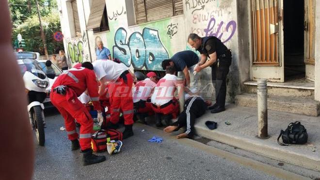 Πάτρα: Έκοψε με μαχαίρι το λαιμό του στη μέση του δρόμου- Χθες είχε εισβάλλει με μαχαίρι σε καφετέρια ΦΩΤΟ και ΒΙΝΤΕΟ