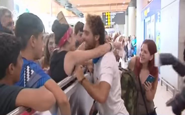 Κύπρος: Με χειροκροτήματα και κλάματα υποδέχτηκαν τον Μάριο Πρίαμο - ΒΙΝΤΕΟ