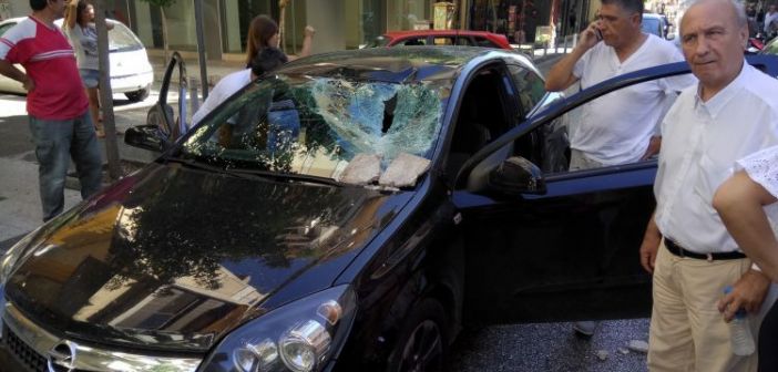 Μεγάλα κομμάτια από σοβάδες έπεσαν πάνω σε αυτοκίνητο! Τραυματίστηκε ο οδηγός - ΦΩΤΟ