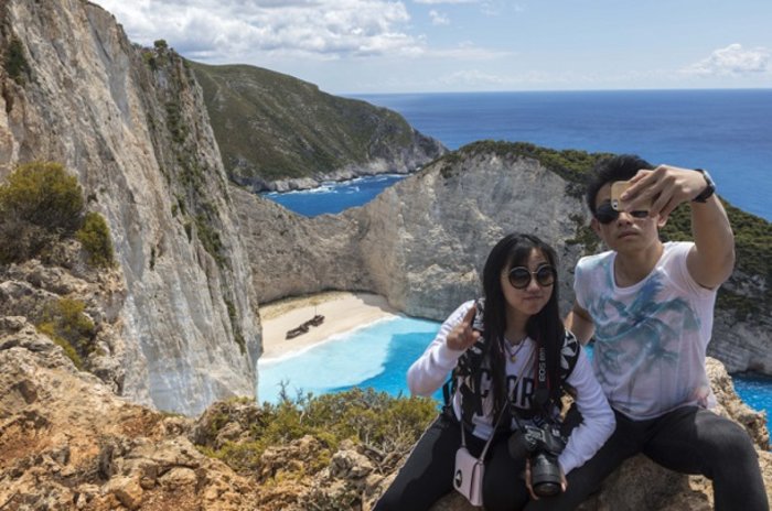 Δεν βάζουν μυαλό οι τουρίστες στη Ζάκυνθο- Ουρές για μια selfie με φόντο τα βράχια- ΦΩΤΟ