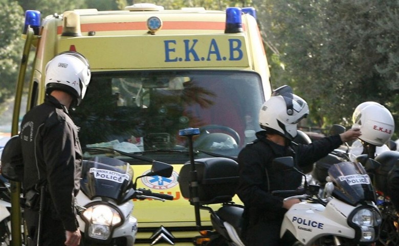 Πάτρα- Τώρα: Αναστάτωση Μαιζώνος και Σατωβριάνδου- Άτομο στο δρόμο- Έχει σπεύσει το ΕΚΑΒ