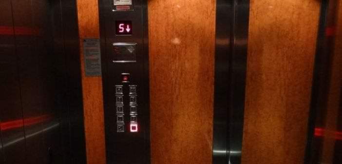 Αγρίνιο: Νεαρές «στρίμωξαν» 91χρονο σε ασανσέρ, τον χτύπησαν και του άρπαξαν χρήματα