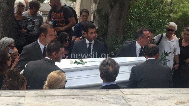 To τελευταίο αντίο τη Ζωή Λάσκαρη- Άπαντες παρόντες- Τραγικές φιγούρες οι δυο κόρες της, η εγγονή της και ο σύζυγός της Αλέξανδρος Λυκουρέζος- ΦΩΤΟ- ΒΙΝΤΕΟ