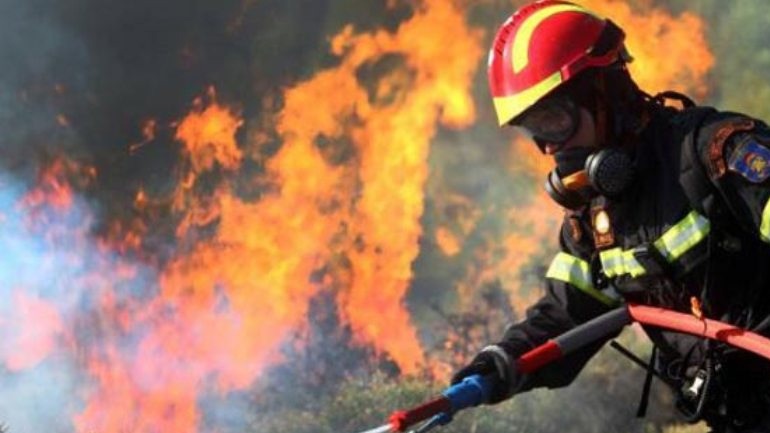 Ολονύχτια μάχη με τις φλόγες στα Κύθηρα