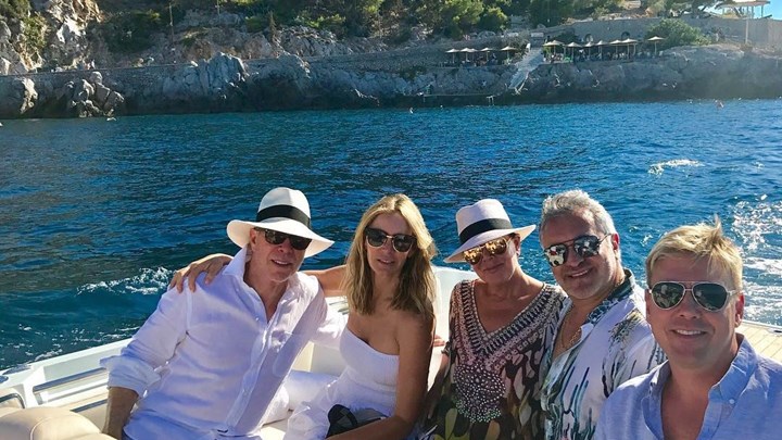 Η μητέρα των Καρντάσιαν και ο Τόμι Χίλφινγκερ στην Ύδρα