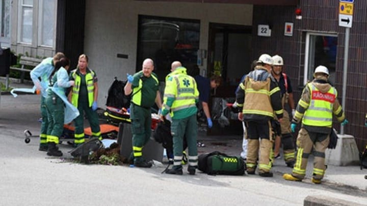 ΕΚΤΑΚΤΟ: Αυτοκίνητο έπεσε πάνω σε πεζούς στη Στοκχόλμη