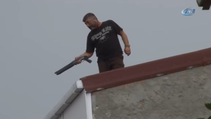 Πανικός στην Κωνσταντινούπολη - Άνδρας ανέβηκε σε ταράτσα και άρχισε να πυροβολεί - ΔΕΙΤΕ ΒΙΝΤΕΟ