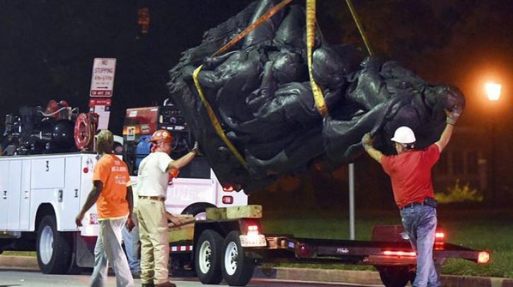 Απομακρύνθηκαν την νύχτα τα αγάλματα που προκάλεσαν τα επεισόδια