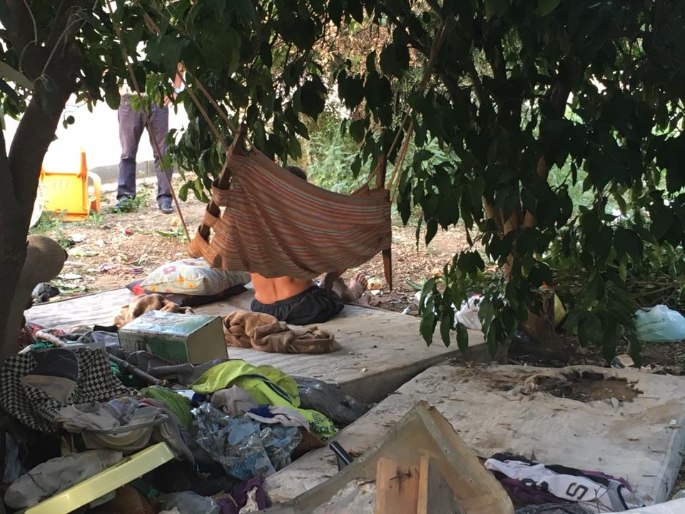 ΤΡΑΓΙΚΟ! – Ζει κάτω από ένα δέντρο, παρέα με το πιστό σκυλάκι του – Έκκληση βοήθειας για τον άστεγο συνάνθρωπο – ΔΕΙΤΕ ΦΩΤΟΓΡΑΦΙΕΣ