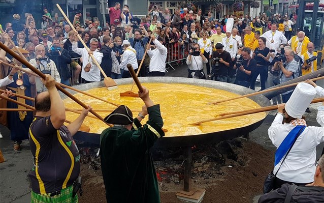 Βέλγιο: Γιγάντια ομελέτα, παρά το σκάνδαλο με τα μολυσμένα αβγά