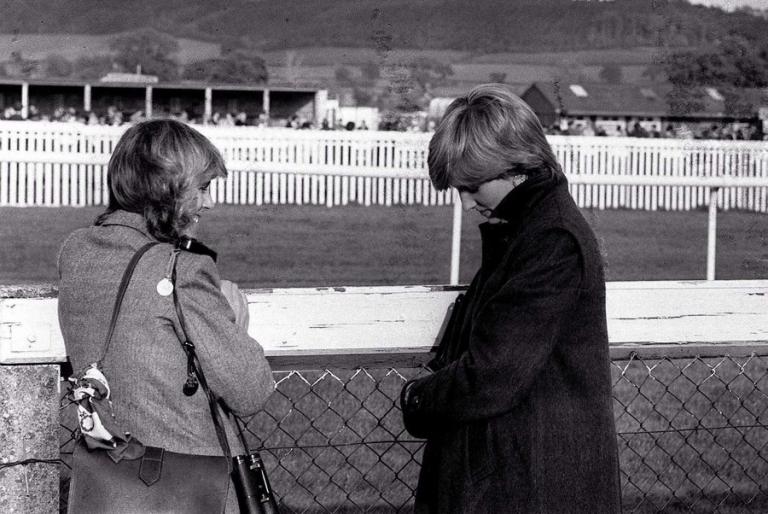 Νταϊάνα: Οι παπαράτσι τσάκωσαν Κάρολο – Καμίλα στο Αιγαίο πριν τον χωρισμό