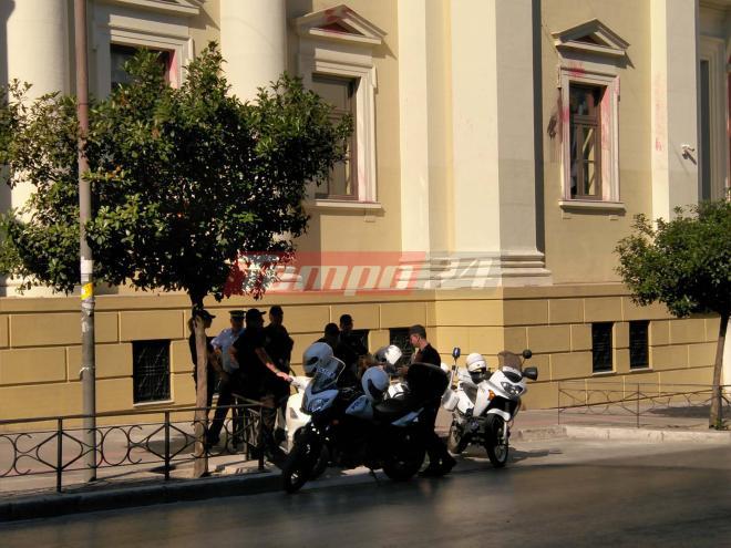Πάτρα: Ισχυρή αστυνομική δύναμη έξω από το δικαστικό μέγαρο - Στη 1μμ η εκδίκαση της υπόθεσης για την κακοποίηση των ζώων