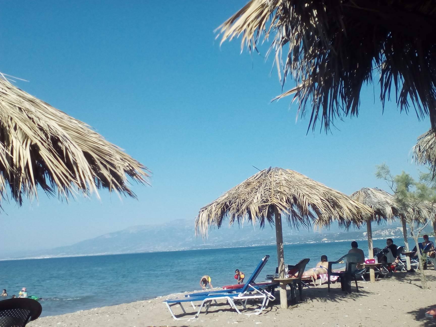 Κάτω Αχαΐα: Αναστάτωση στην παραλία από τις φωνές ηλικιωμένου! Τις πρώτες βοήθειες έδωσε ο γιατρός Δ. Κωστακιώτης και η σύζυγός του