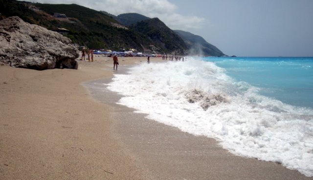 Διάσωση ζευγαριού τουριστών από το Κάθισμα Λευκάδας – To φουσκωτό τους κατέληξε στα βράχια