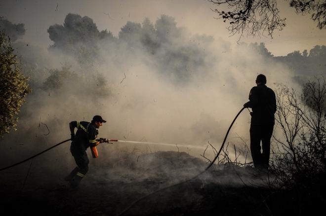 Ηλεία: Ηχεί η καμπάνα στα Ροδινά -Σε εξέλιξη το μέτωπο της φωτιάς - "Ζωντάνεψε" ο εφιάλτης του 2007-Γλίτωσε την τελευταία στιγμή το χωριό-ΝΕΟΤΕΡΑ