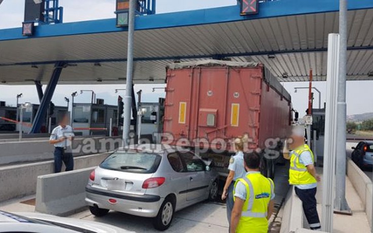 Αυτοκίνητο «καρφώθηκε» πίσω από νταλίκα σε σταθμό διοδίων - ΦΩΤΟ