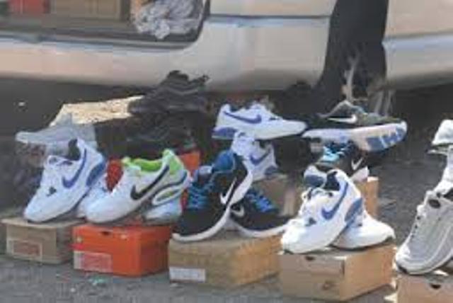 Πάτρα: Κατασχέθηκαν δεκάδες αθλητικά παπούτσια - Αναζητείται ο δράστης - Βρέθηκε και μαχαίρι